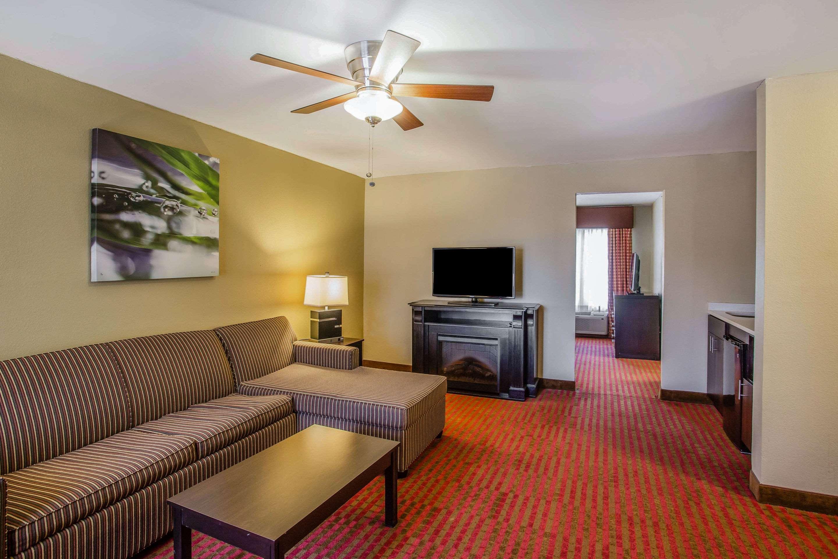 Quality Airport Hotel 3*
